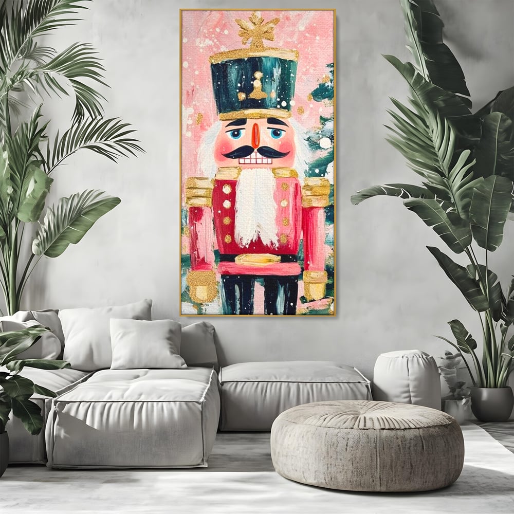 Tablou canvas cu pictura cu spargator de nuci, in rama de aluminiu auriu, pe perete intr-un living